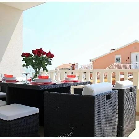 Klara's Seaview דירה *