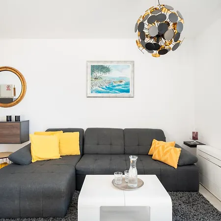 Klara's Seaview Апартаменти