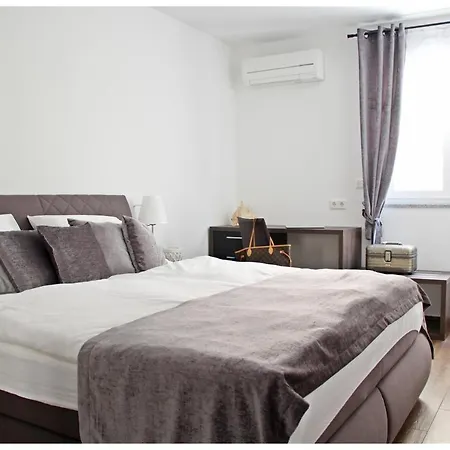 Klara Apartment *